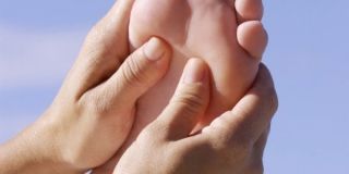 La réflexologie plantaire est un massage des pieds par pression des zones réflexes de la voûte plantaire. Son objectif est de localiser et faire disparaître les tensions du corps et autres dysfonctionnements.