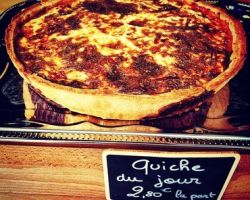 Quiches lorraines, quiches végétariennes tomate parmesan 