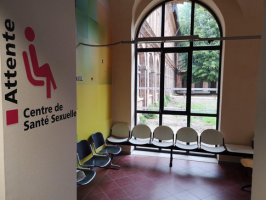 Salle d’attente du centre de santé sexuelle dans la Cité de la santé