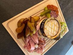 Le Mont d'Or, sa charcuterie et ses potatoes